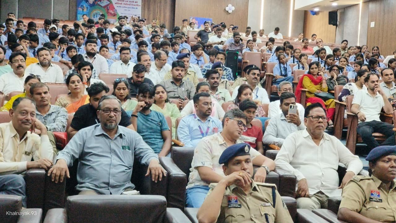 बिलासपुर में ‘साइबर संवाद’ का आयोजन, IG रामगोपाल गर्ग और SSP रजनेश सिंह ने लोगों को बताए साइबर ठगी से बचने के तरीके